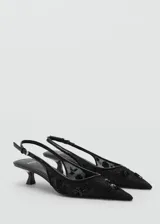 Zapato de fiesta negro de malla bordada con lentejuelas, punta fina, tacón kitten y tira con hebilla.