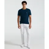 Remera de punto color azul con cuello redondo a rayas amarillas y logo de pingüino bordado en el pecho.