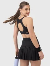 Top deportivo negro de sujeción baja, ideal para actividades de menor impacto. Diseño con espalda deportiva y almohadillas removibles.