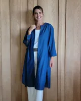 Kimono azul de mangas largas con cuello mao y aberturas laterales.