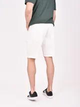 Bermuda blanca de jean de corte recto.