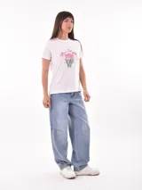 Remera blanca de algodón con estampado de cerezas rojas y texto "Mon Cheri".