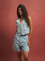 Short celeste de jean con bolsillos delanteros y traseros.