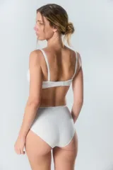 Bombacha vedetina clásica de tiro alto color beige, con laterales de tul.