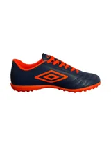 Championes de fútbol Umbro Classic II TF, color azul marino con detalles en naranja. Capellada de PU, forro 100% poliéster, suela de caucho y plantilla 100% poliéster.