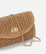 Cartera pequeña de rafia con textura de efecto paja, modelo transversal con asa de cadena metálica y cierre de locker metálico frontal.