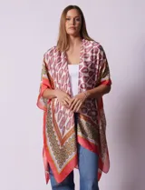 Kimono Barrington de satén con estampado de arabescos en tonos rosa, naranja y verde.