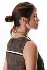 Musculosa celeste de lino con cuello redondo y corte recto.