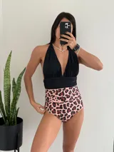 Traje de baño entero negro con estampado animal print en tonos rosados y marrones.
