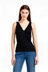 Musculosa negra de corte ajustado con escote en V y tirantes delgados.