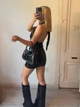 Minivestido negro con lentejuelas, escote halter y espalda descubierta.