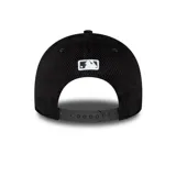 Gorra New Era negra de pana con el logo de los New York Yankees bordado en blanco en el frente.