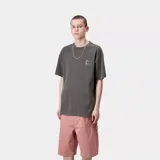 Remera gris de manga corta con cuello redondo y logo de Carhartt en el pecho.