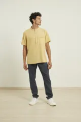 Camisa amarilla de manga corta con cuello mao y botones de coco.