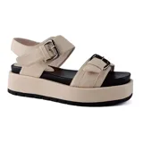 Sandalias negras con plataforma, tiras anchas con hebillas plateadas y ajuste con hebilla al tobillo.