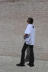 Remera blanca de algodón, corte holgado y mangas cortas.
