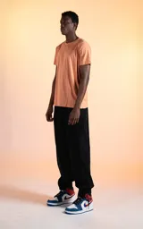 Remera de algodón pima peruano color canela, de manga corta y cuello redondo, con corte slim fit ajustado al cuerpo.