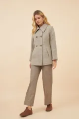Chaquetón marrón con cuello y abrochadura doble, con pespuntes y bolsillos ojal.