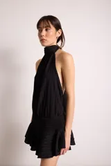 Vestido corto negro con cuello halter, espalda descubierta y doble volado en el ruedo.