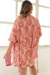 Bata de dormir confeccionada en seda fría con puntilla elástica y lazo, disponible en dos opciones de estampado.