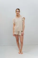 Pijama de algodón estampado Vichy, compuesto por una blusa de escote redondo y sin mangas con volados, y un short con elástico en la cintura y volados en el ruedo.