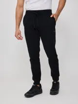 Pantalón deportivo tipo jogging color gris, confeccionado en 60% algodón y 40% poliéster, con cintura elástica ajustable con cordón.