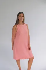 Vestido color salmón de lino italiano con escote a la base, línea ligeramente acampanada y largo a la rodilla.