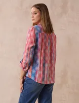 Blusa de gasa estampada, marca Ruby Rd. Cuello a la base, escote en V y abertura central con botones. Delantera con plisados. Largo de manga regulable con presilla y botón.