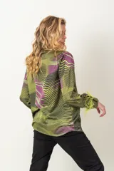 Camisa de satén brillante con diseño a rayas, plumas en los puños y corte amplio.