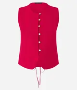 Chaleco sastre corto color rojo con cuello redondo y botones dorados.