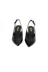 Zapato de charol negro con talón descubierto, punta fina y taco cuadrado de 4 cm.