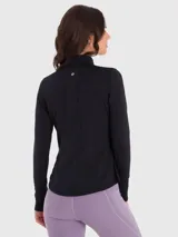 Chaqueta deportiva negra de tela suave con cierre frontal, cuello alto, bolsillos laterales con cierre y orificios para los pulgares en los puños.
