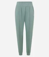 Pantalón deportivo color morado, de algodón y poliéster, con cintura elástica y bolsillos laterales.
