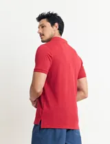 Chomba celeste con estampado de lunares blancos, cuello clásico y mangas cortas.