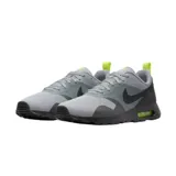 Championes Nike Air Max Tavas, color gris con detalles en negro y verde flúor.