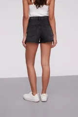 Short de jean gris oscuro, de tiro alto y corte ajustado.