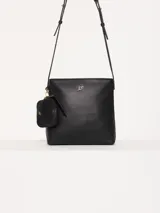 Cartera tipo tote confeccionada en cuero vacuno negro, con cierre superior y forro interior de tejido jacquard. Incluye bolsillo interno, correa larga regulable y desmontable, correa corta para llevar al hombro y un monedero desmontable con cierre.