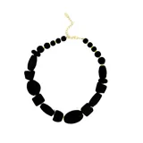 Collar corto con cuentas de hilo color marrón y dorado de diferentes formas. Largo 46cm.