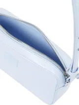 Bandolera Tommy Jeans Essential Convertible color celeste, con correa ajustable y logo de la marca en el frente.
