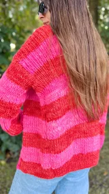 Saco tejido a mano de lana hilada y teñida a mano, diseño a rayas horizontales rojas y fucsias, sin botones.