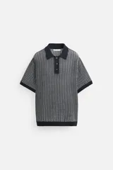 Polo de punto de algodón a rayas verticales en tonos azul marino y gris. Tiene cuello clásico, tapeta con botones y corte recto.