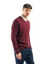 Sweater negro de punto con cuello en V, de calce regular.