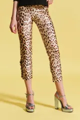 Pantalón capri de lycra con estampado animal print de leopardo y detalle de apliques fruncidos en los laterales bajos.