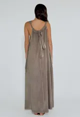 Vestido largo color beige, de corte suelto, sin mangas y con cuello redondo.