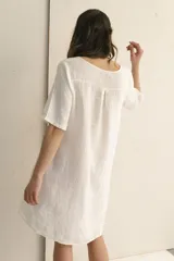 Vestido corto color arena, de lino, con escote en V y mangas cortas.