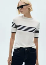 Jersey de punto fino con cuello redondo y diseño de rayas en color crema y negro, de manga corta y corte recto.