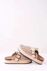 Zuecos color beige con plataforma y detalle de tachas.
