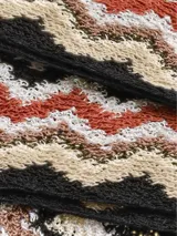 Bufanda tipo chalina Missoni con diseño de ondas multicolores y flecos.