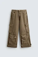 Pantalón cargo relaxed fit confeccionado en denim color marrón. Cuenta con bolsillos frontales, traseros de plastrón y multifunción en perneras. Tiene efecto lavado, bajo ajustable con trabilla y cierre frontal con cremallera y botón.