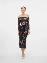 Falda midi negra de tul con estampado floral en tonos rosa, violeta y naranja. Tiene cintura alta con cordón ajustable y abertura lateral.